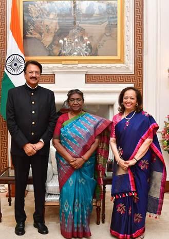 Mr. Ajay Piramal and Dr. Swati Piramal meet Smt. Draupadi Murmu, Hon’ble President of India